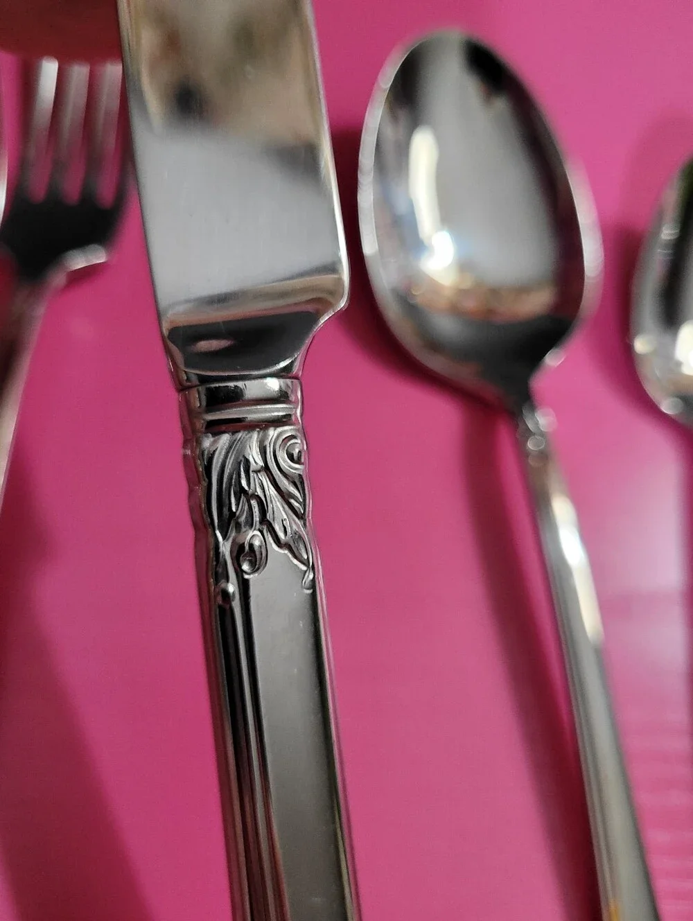 Oneida Golden Damask Rose Stainless Gold Accents 5 Piece Silverware Set (1387)